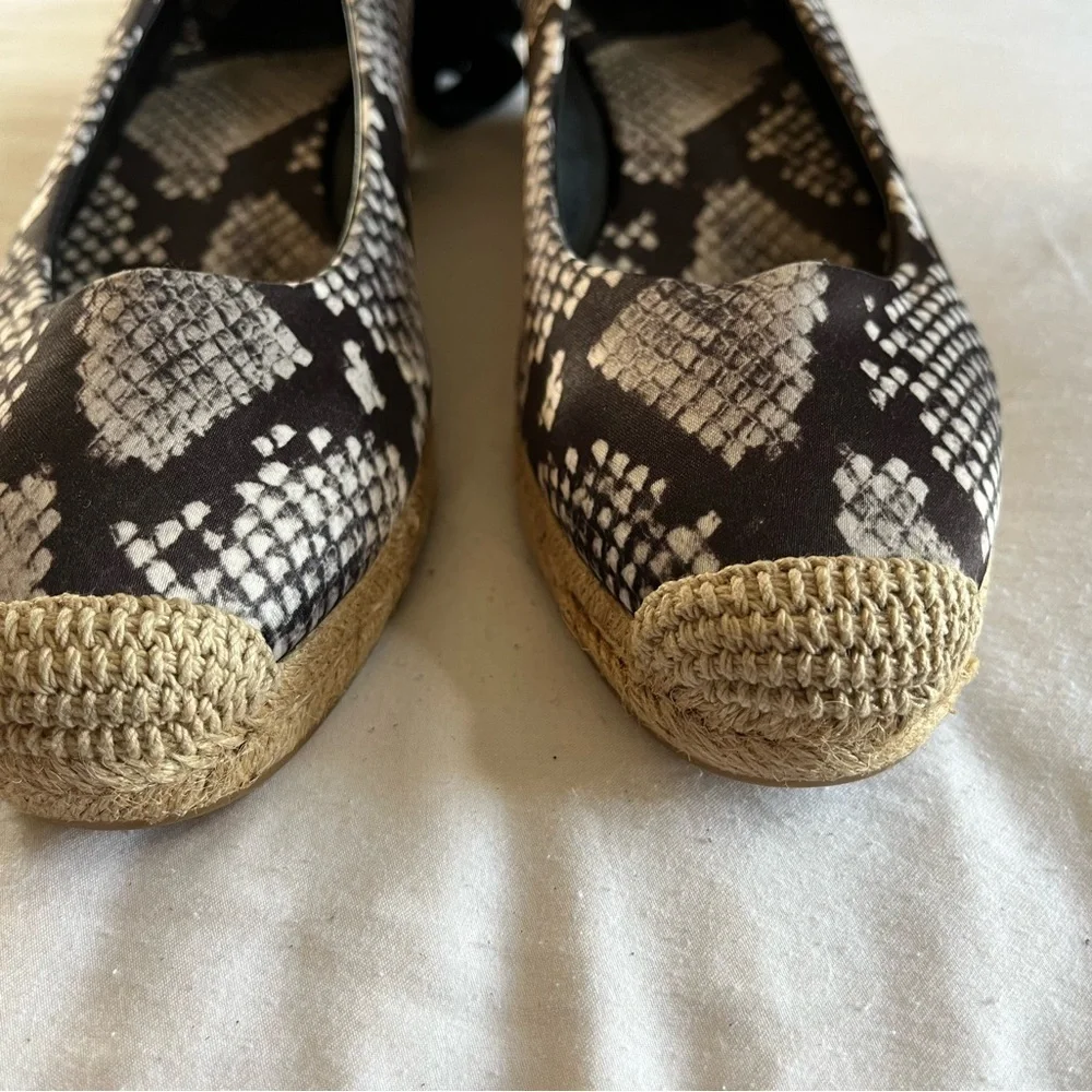 Tory Burch Heather Lace Up Wedge Espadrille Printed Satin Snake Print Sz 9.5 EUC